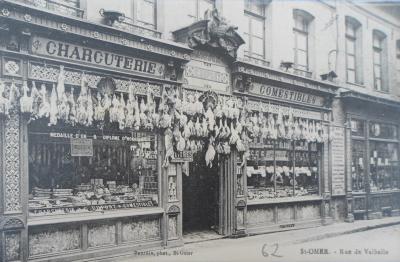 On peut voir ici le magasin sous un autre angle. Ce jour là il y avait beaucoup de volailles accrochées à la façade.